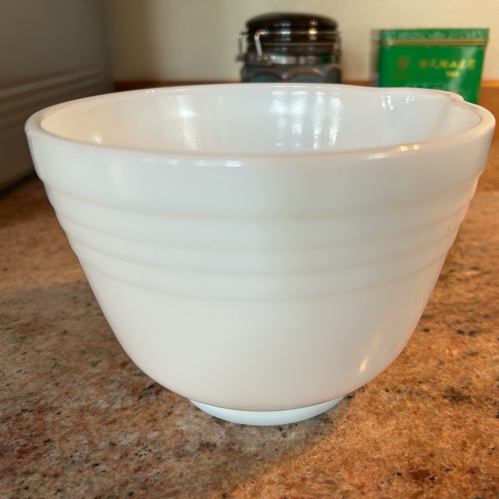 Pyrex Made for Hamilton Beach Opal Glass Mixing Bowl Ribbed w/Pour Spout
6 cups - Picture 4 of 7